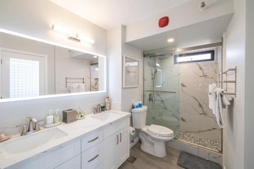 檀香山Waikiki Upscale 1 BR - Ocean Views - Parking的白色的浴室设有卫生间和淋浴。