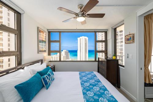 檀香山Waikiki Upscale 1 BR - Ocean Views - Parking的一间卧室设有一张床和一个大窗户