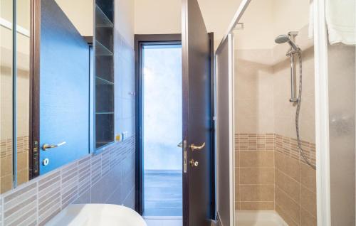 特雷莫西内Casa Vacanza Sole的一间带卫生间和玻璃淋浴间的浴室