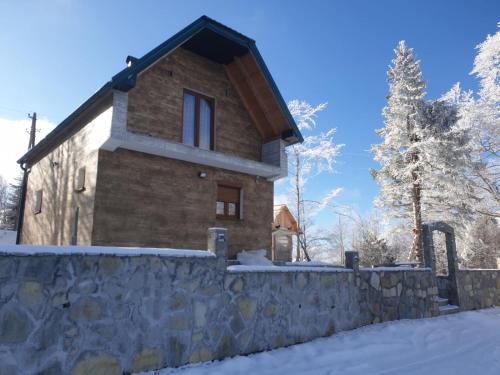 AndrijevicaKonak Mara- Komovi的雪中石墙房子