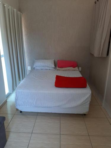 弗洛里亚诺波利斯Apartamento Atobá的一张床上有两个枕头的房间