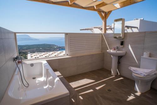 科基宁科里翁Villa Cassandra - A breathtaking view of Souda-Chania bay and the White Mountains的带浴缸、卫生间和盥洗盆的浴室