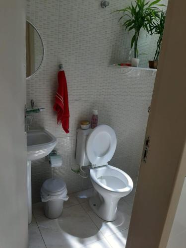 弗洛里亚诺波利斯Apartamento Atobá的浴室配有白色卫生间和盥洗盆。