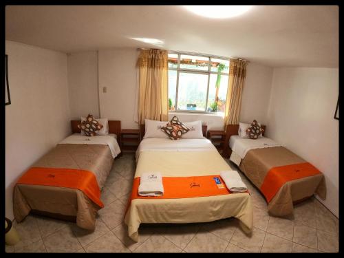 阿亚库乔Sumaq Dreams Ayacucho的带三张床和窗户的客房