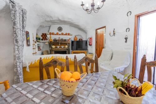 TerqueCasa cueva con encanto的厨房以及带橙子篮桌的用餐室