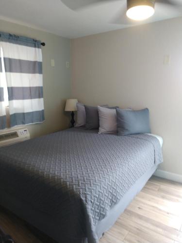 佩吉里德罗克公寓的一间卧室配有一张带蓝色枕头的大床