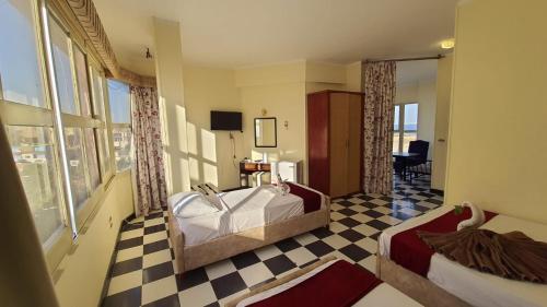 赫尔格达皇家城市酒店的酒店客房带一张床和一张 ⁇ 板