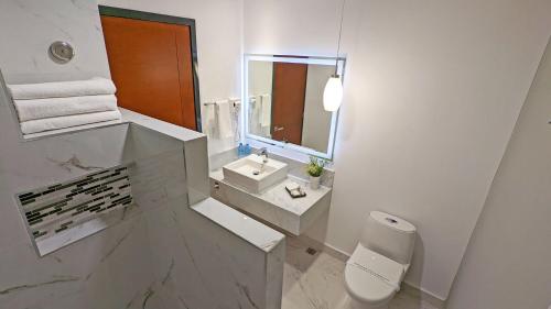 特皮克Hotel Fray Select的白色的浴室设有水槽和镜子