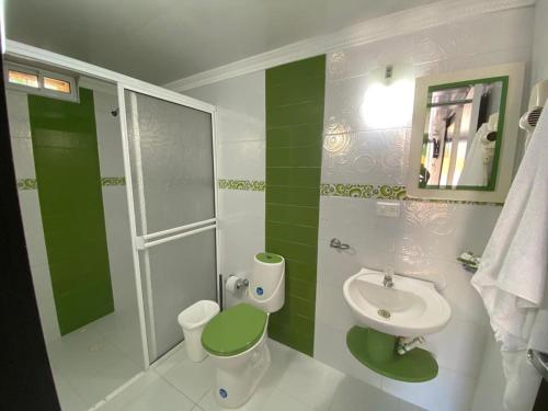 圣安德烈斯Hotel Campestre Dorado SAI的绿色和白色的浴室设有水槽和卫生间