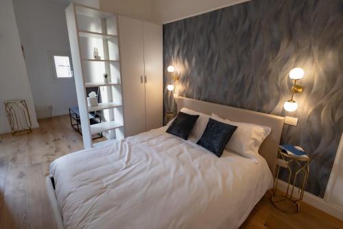 佩鲁贾BF Glam-Apartments的卧室配有白色的床和2个枕头