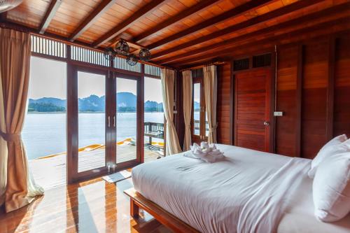 Ban Chieo Ko500莱流动度假村的一间卧室配有一张床,享有水景