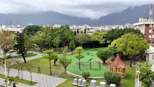 花莲市犀牛的家民宿 的城市中带游乐场的公园