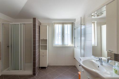 梅德詹Villa Lavanda的白色的浴室设有水槽和淋浴。