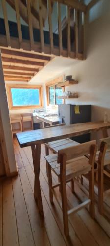 皮纳尔-德阿莫莱斯Colibri - Cabañas Puerto del Zopilote的用餐室设有一张大木桌和长凳