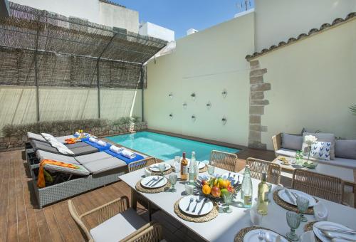 波连斯萨Owl Booking Villa Alvarez - Luxury Retreat的一个带桌子和游泳池的庭院