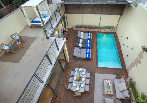 波连斯萨Owl Booking Villa Alvarez - Luxury Retreat的享有别墅内游泳池的顶部景致