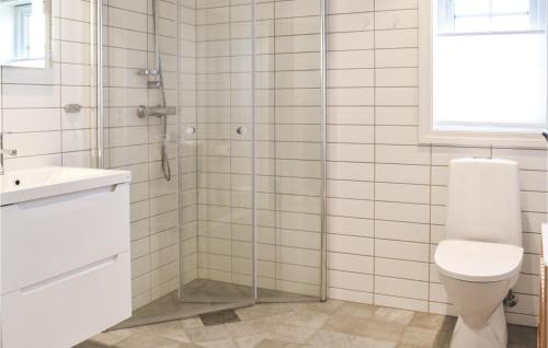 斯朱森3 Bedroom Stunning Home In Sjusjen的带淋浴、卫生间和盥洗盆的浴室