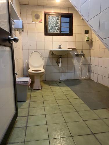小琉球岛暖流背包客栈的一间带卫生间和水槽的浴室