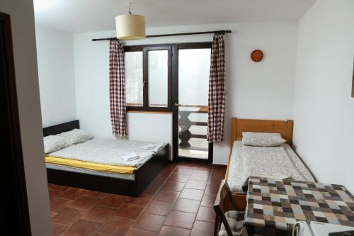 科帕奥尼克Apartments Dviletov Kutak的客房设有两张床和窗户。