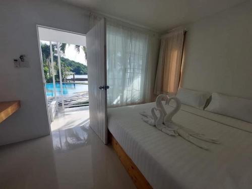 象岛White house bailan resort的一间卧室配有一张床,床上有毛巾