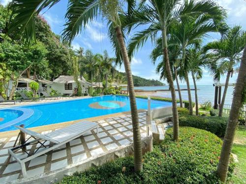象岛White house bailan resort的一座棕榈树和海洋游泳池