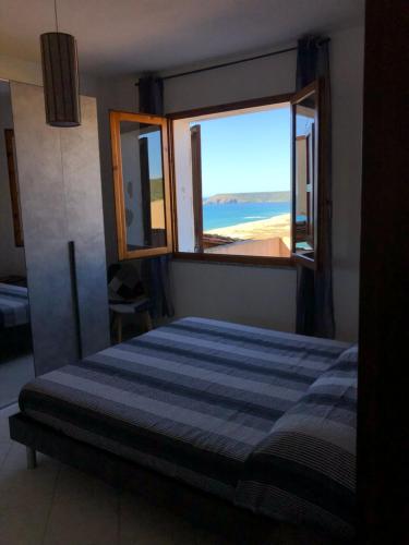 托雷戴科尔萨里La Villa dell Artista con vista mare e dune - IUN Q7440的一间卧室配有一张床,享有海滩美景