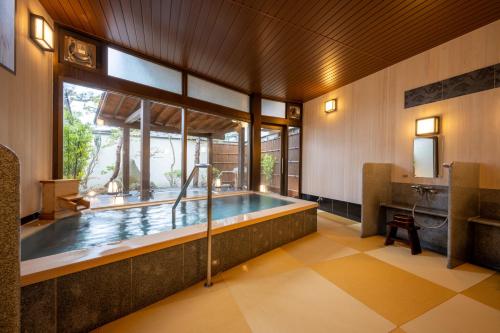 天童市宜居鹤屋日式旅馆的带浴缸的大窗户
