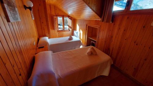 埃斯波特Camping Solau的小房间设有床和水槽