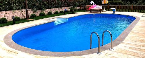 安塔利亚Grand Niki Hotel & Spa的庭院里的一个蓝色海水大型游泳池