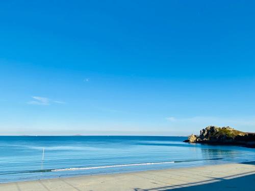 佩罗斯-吉雷克Appartement N°5 Vue Mer, Perros Guirec的海滩上可欣赏到海景