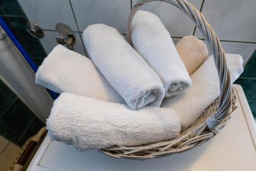 GarešnicaStudio apartmani "Štimac"的卫生间上装满毛巾的篮子