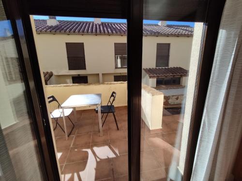 巴尔德利纳雷斯Casa Carla vute-22-056的阳台配有桌椅,享有风景。