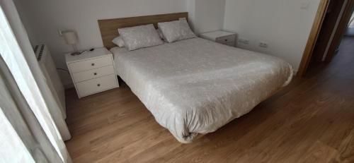 巴尔德利纳雷斯Casa Carla vute-22-056的一间卧室配有一张床,铺有木地板