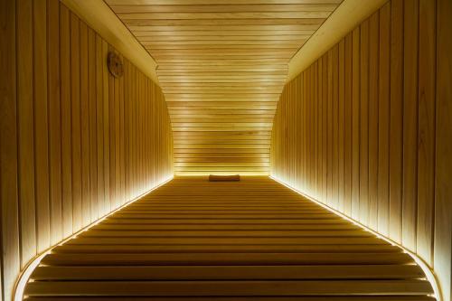 东京Boutique Sauna ARCH的木墙桑拿中的走道