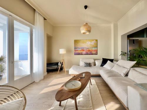 塞萨洛尼基#Infinity & Beyond seafront apts, amazing view的客厅配有沙发和桌子
