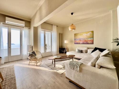 塞萨洛尼基#Infinity & Beyond seafront apts, amazing view的客厅配有沙发和桌子