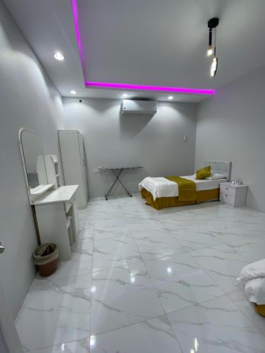 欧拉شاليه الجبل الاحمر 3的一间设有两张床和紫色光的房间