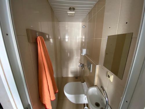 安塔利亚科斯克酒店的一间带水槽、卫生间和镜子的浴室