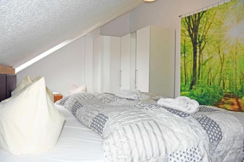 奥斯赛拜-塞林Ferienwohnung Selliner Strand的卧室配有白色的床和大窗户