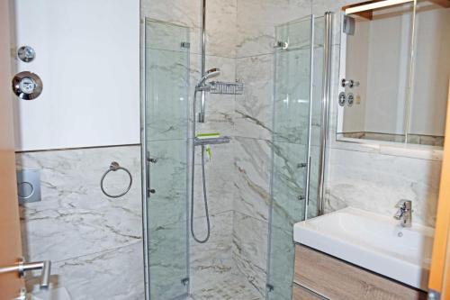 奥斯赛拜-塞林Ferienwohnung Selliner Strand的带淋浴和盥洗盆的浴室