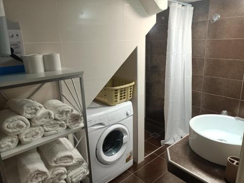 卡兰巴卡Kalian Meteora的一间带洗衣机和水槽的浴室