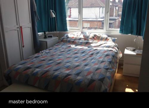 恩菲尔德Double Rooms in Shared Home的一间卧室设有一张床和一个窗口