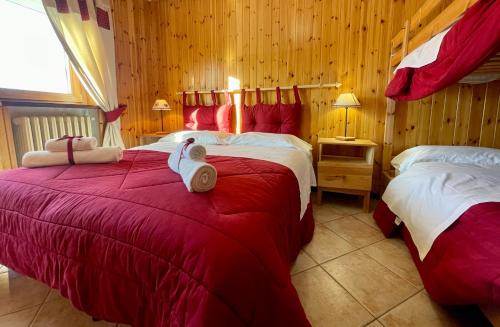 萨奥兹-杜尔克斯卡赛瓦肯萨佩隆酒店的酒店客房,配有两张带毛巾的床