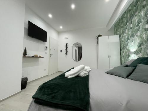 巴列塔Casa Vacanza Venere的一间卧室配有一张带绿毯的床