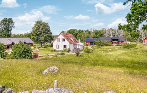 卡尔斯克鲁纳Gorgeous Home In Karlskrona With Kitchen的田野中间的白色房子