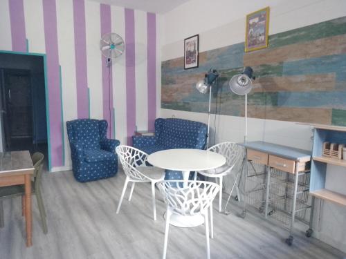 阿尔么丽亚Casa Violette的一间带桌椅的用餐室