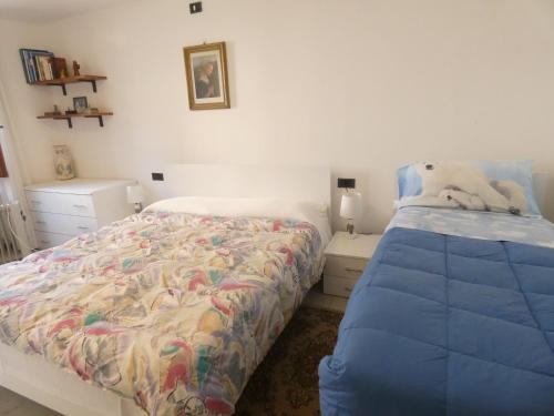 MoggioLa dimora degli Angeli的一间卧室设有两张床和两个床头柜