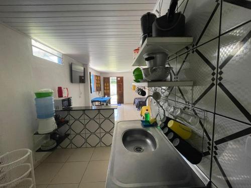 卡博迪圣阿戈斯蒂尼奥Casa na Orla - Praia de Gaibu!的一间厨房,在房间内配有不锈钢水槽