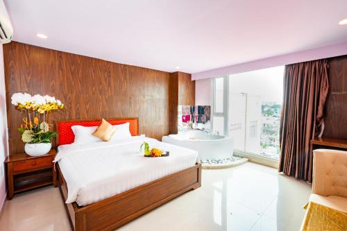 胡志明市Bonka Hotel Luxury Quận 5 HCM的卧室配有床和浴缸