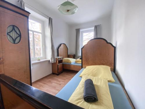 莱比锡Stilvolle 2 Zimmer Wohnung mit Küche, TV, Waschmaschine的一间卧室配有一张带木制床头板的床和一张四柱床。